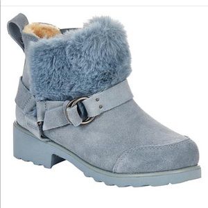 Bearpaw furry boots in powder blue for just any season SO cute! 9